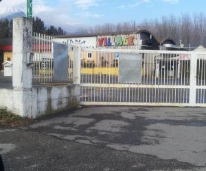 Lo accoltellano e fuggono: due arresti