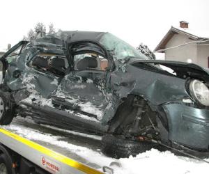 Auto contro camion: è grave al Cto