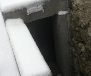 Curiosa disavventura: finisce nel buco, i soccorritori pure