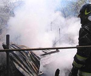 Ustionato nella baracca in fiamme