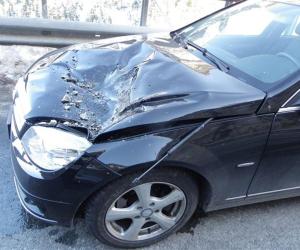 Masso precipita sul cofano di un'auto