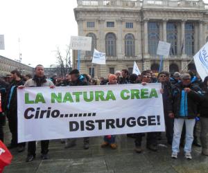 In marcia con gli addetti agli impianti da sci