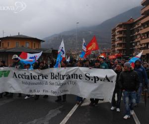 Acciaierie Beltrame, la rabbia sfila lungo la statale