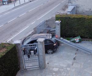 Pauroso testacoda sulla statale: finisce nel cortile