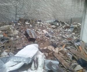 Rifiuti al cimitero, c'è anche una bara