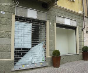 Via Piol, saracinesche giù per la crisi