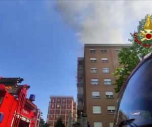 Collegno, brucia il tetto di un palazzo a Villaggio Dora