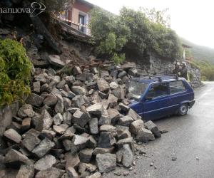 Un'auto sommersa dal muretto a secco