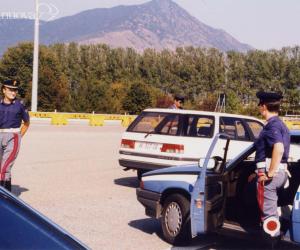 Moglie incinta e lui va in contromano