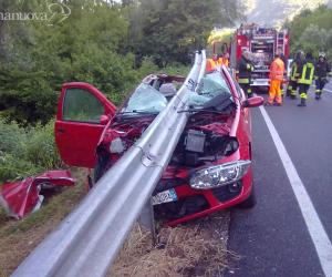 Illesa nell'auto infilzata dal guard-rail