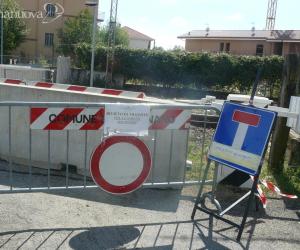 Bufera sul passaggio a livello chiuso