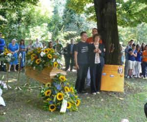 «Silvia c'è». E il funerale diventa un omaggio