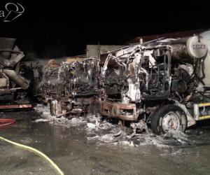 Itinera nel mirino: bruciano camion, betoniere e un'autogru