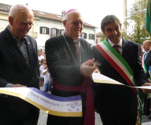 Tutto il paese in piazza per il nuovo oratorio