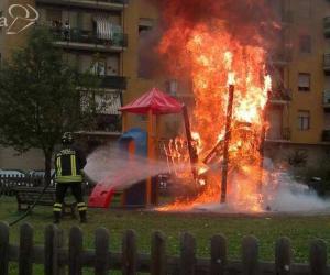 Vandali scatenati danno fuoco ai giochi