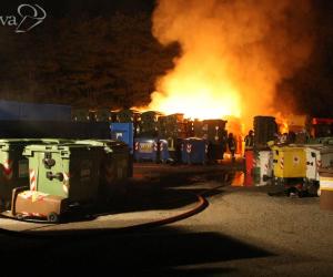 In fiamme i cassonetti del deposito Acsel