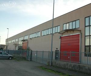 Impigliato e schiacciato dal tornio