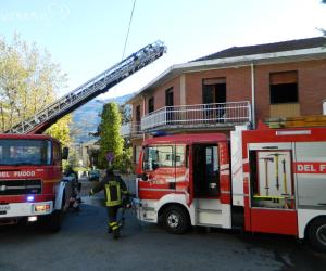 Tenta di far esplodere il suo alloggio