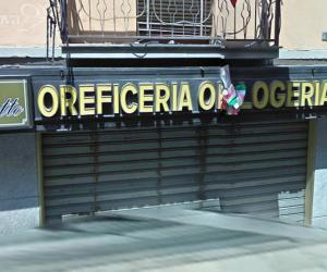 Rapina la gioielleria sfoderando l'accetta