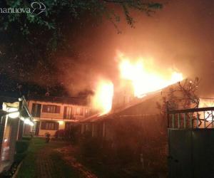 In fiamme una tettoia a Gerbole, attimi di paura