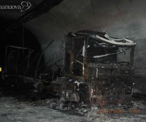 Brucia un tir, tragedia sfiorata nella galleria A32