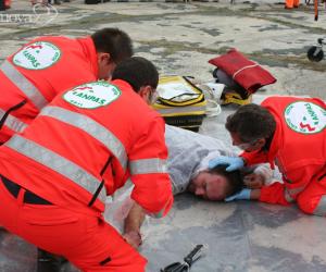 Aggredito mentre presta soccorso a un infartuato