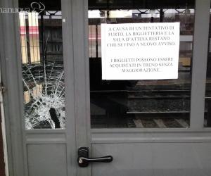 Stazioni ferroviarie prese di mira dai soliti ignoti