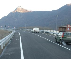 Via ai sovrappassi: apertura "a fari spenti"