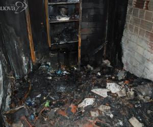 Incendio in cantina, il fumo sale negli appartamenti