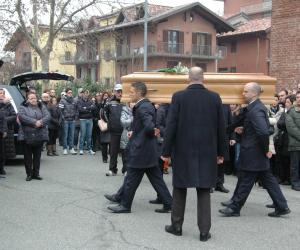Folla attonita davanti a quattro bare