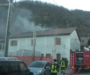 Camino in fiamme, si incendia il tetto
