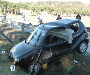 Ferita nell'auto infilzata dal guard-rail