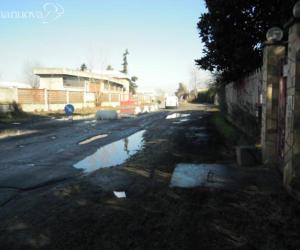 Slalom tra le buche in strada Bottone