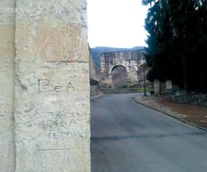I vandali vanno all'attacco dell'Arco romano