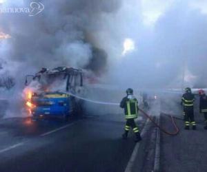 Va in fiamme l'autobus degli studenti
