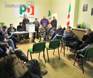 Un grosso petardo davanti alla sede Pd