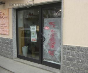 Spaccano la vetrina e portano via 40 euro