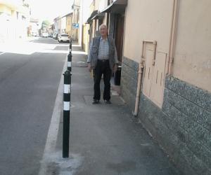 La guerra dei paletti per i pedoni nel centro
