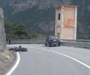 Muore in moto nello scontro frontale