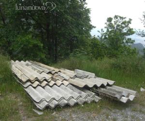 Un cimitero di amianto a bordo strada