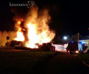 Vanno a fuoco i bancali della Raicam