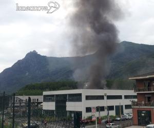 Furioso incendio colpisce la carrozzeria