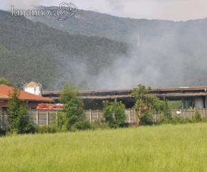 Fienile in fiamme: bruciano fieno e mezzi agricoli