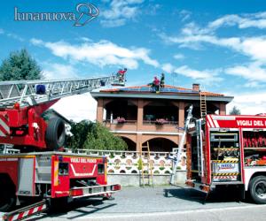 Brucia l'impianto a pannelli solari della villetta