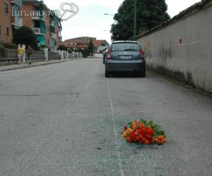 Si danno fuoco nella loro automobile