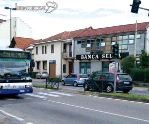 Automobile pirata sfiora papà e figlia