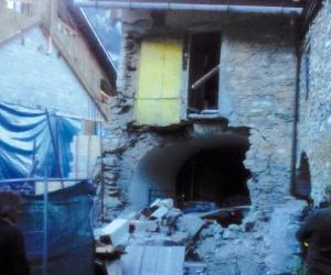 Casa sventrata dal crollo a Fenils