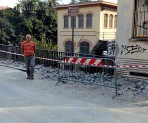 Temporale estivo, e la strada si sbriciola