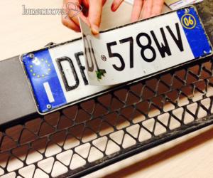 Fuggono dalla polizia e si schiantano