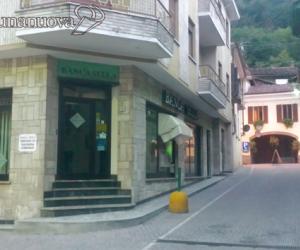 Svuotano la cassaforte e spariscono
